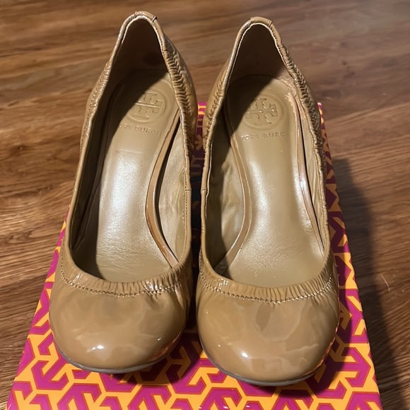 Tory Burch Tan Patent Leather Eddie Wedges, Size 6.5, EUC w/ Box - Picture 4 of 7
